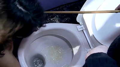 Порна ў прыбіральні