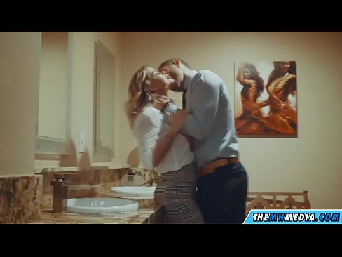 ❤️ Калі грудастая бландынка спакушае цябе ў грамадскім туалете Порна-відэа у нас ❌❤